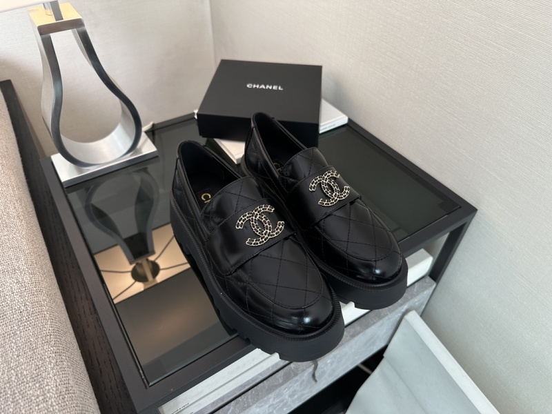 Лаковые лоферы Chanel с двойным логотипом