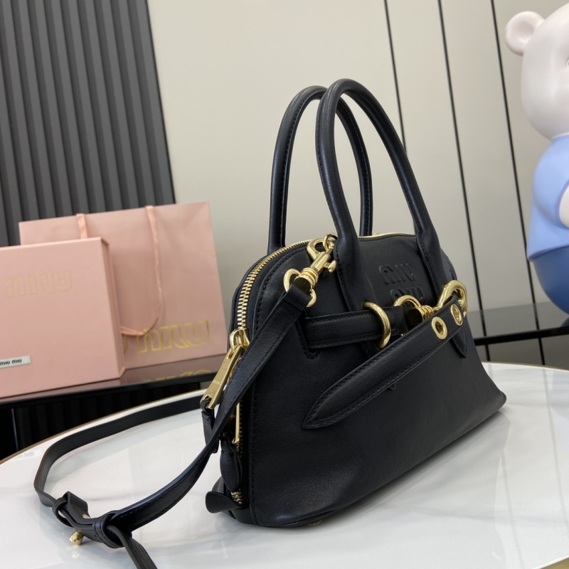 Черная сумка Miu Miu с золотой фурнитурой