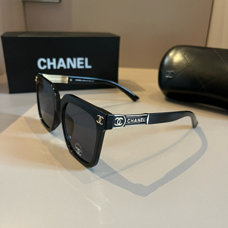 Черные солнцезащитные очки Chanel