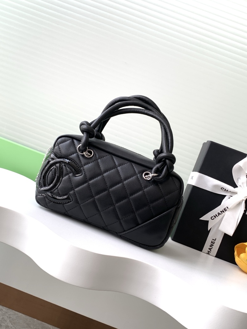 Черная сумка через плечо с логотипом Chanel