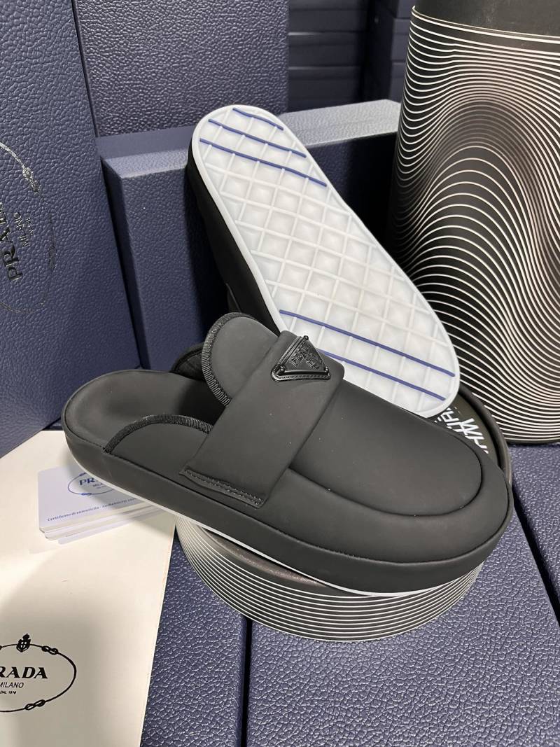 Мужские черные слипоны на белой подошве Prada