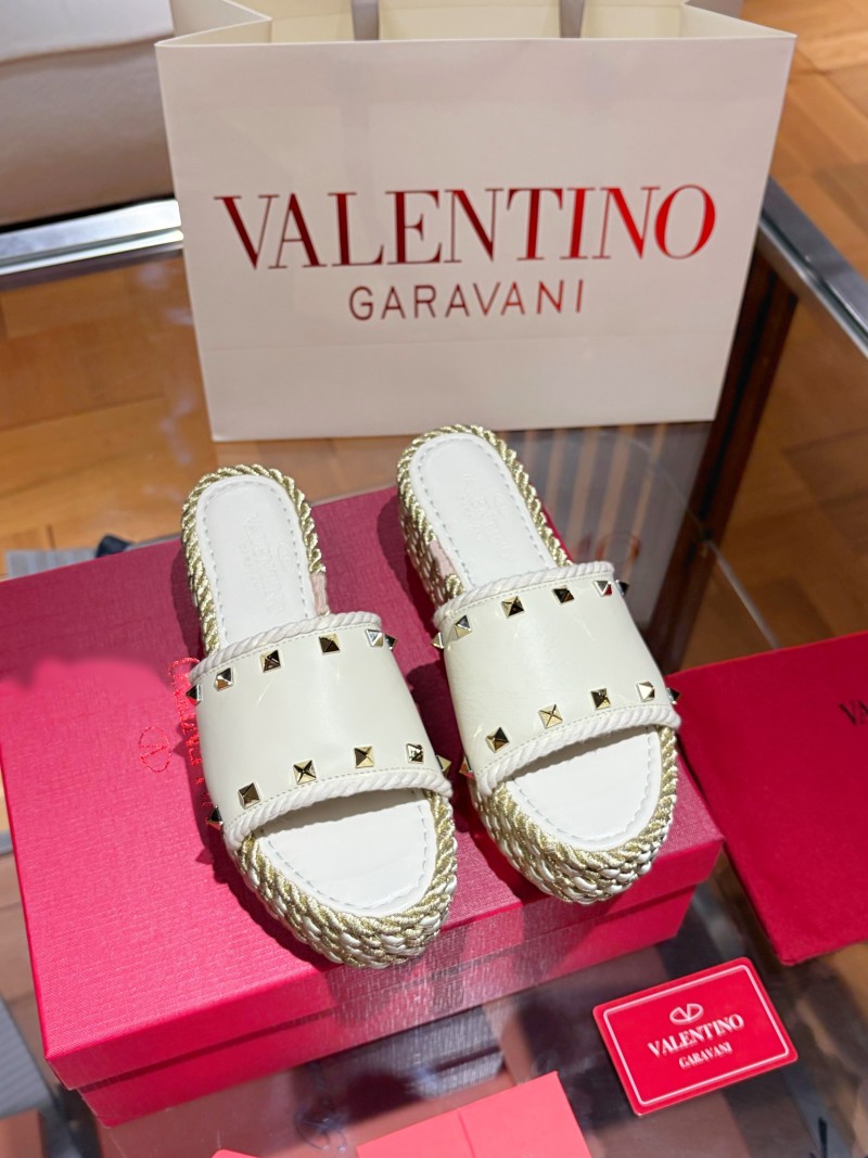 Женские босоножки Valentino Garavani на платформе с шипами