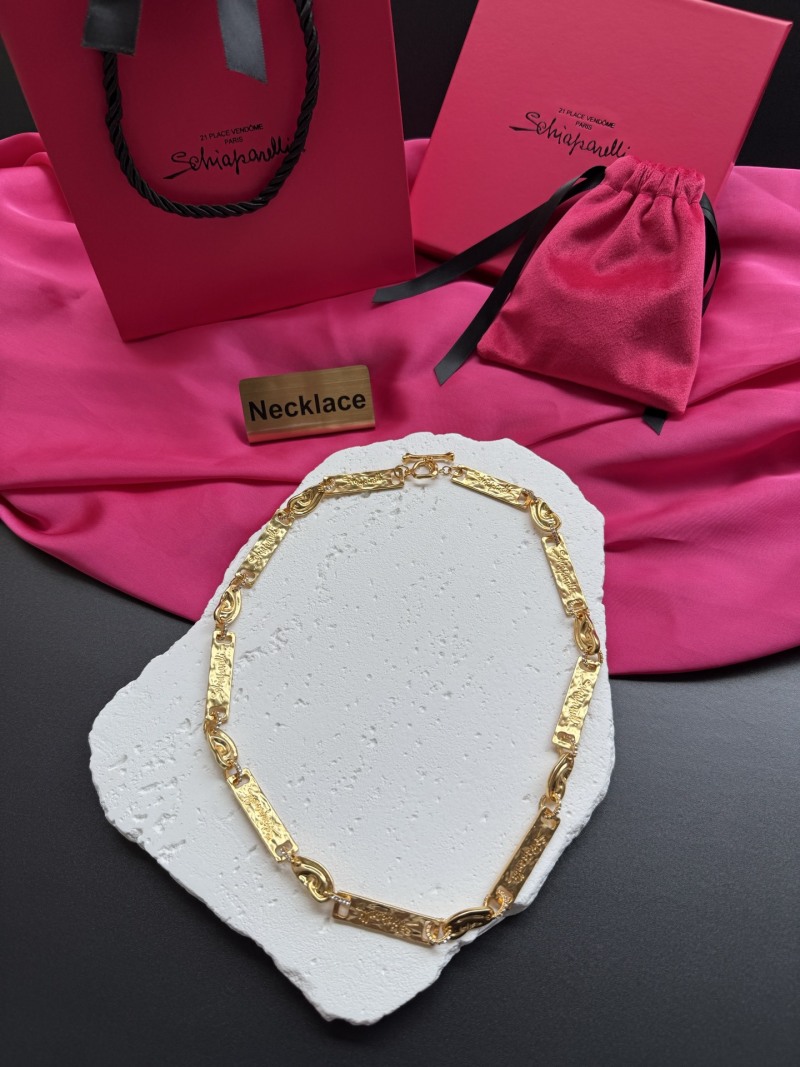 Золотистое колье с декоративными элементами Schiaparelli