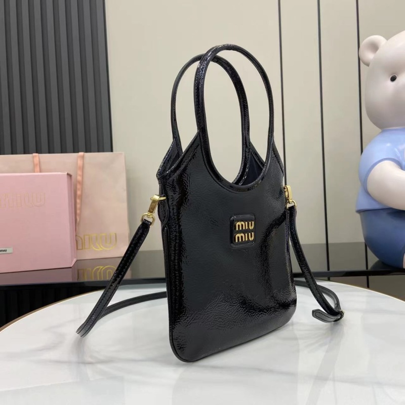 Черная сумка Miu Miu с логотипом
