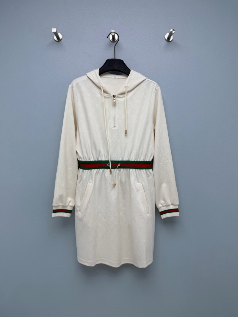 Белое платье Gucci с тиснёным узором