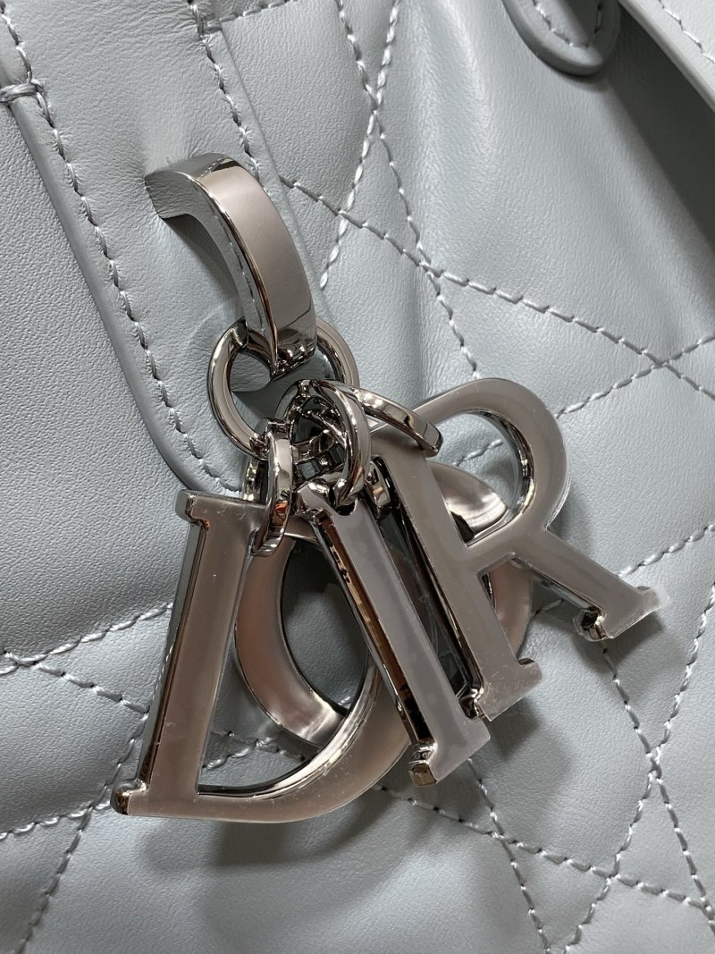 Сумка Dior с крестообразной строчкой