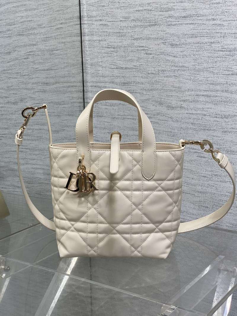 Сумка Dior Lady Dior белого цвета
