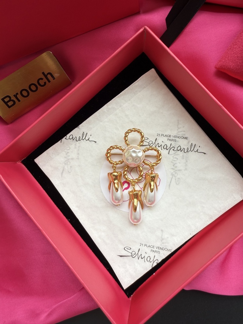 Брошь в виде цветка с жемчугом Schiaparelli