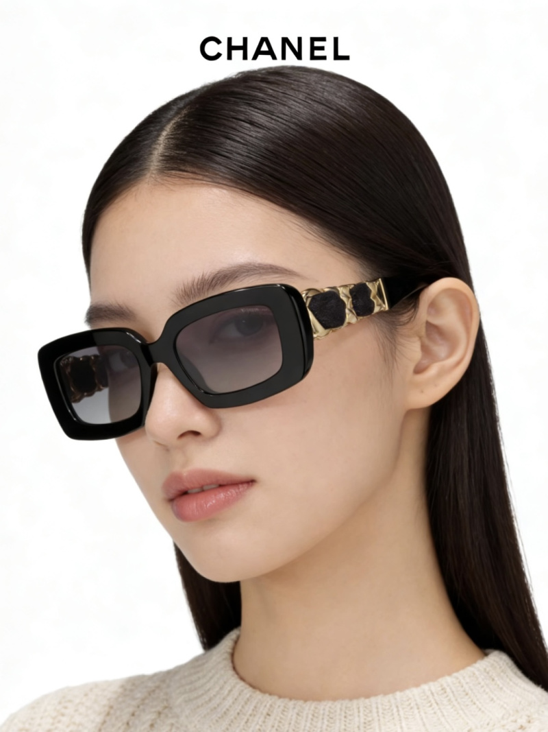 Очки черные квадратные с золотым декором Chanel