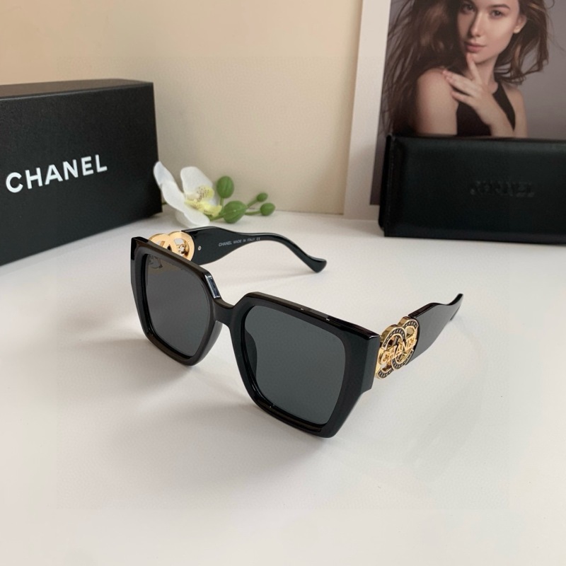 Солнечные очки Chanel черные квадратные