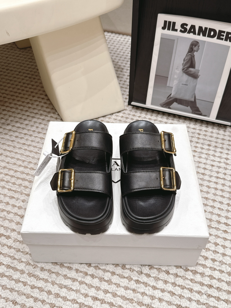 Женские босоножки на толстой подошве с пряжками Prada