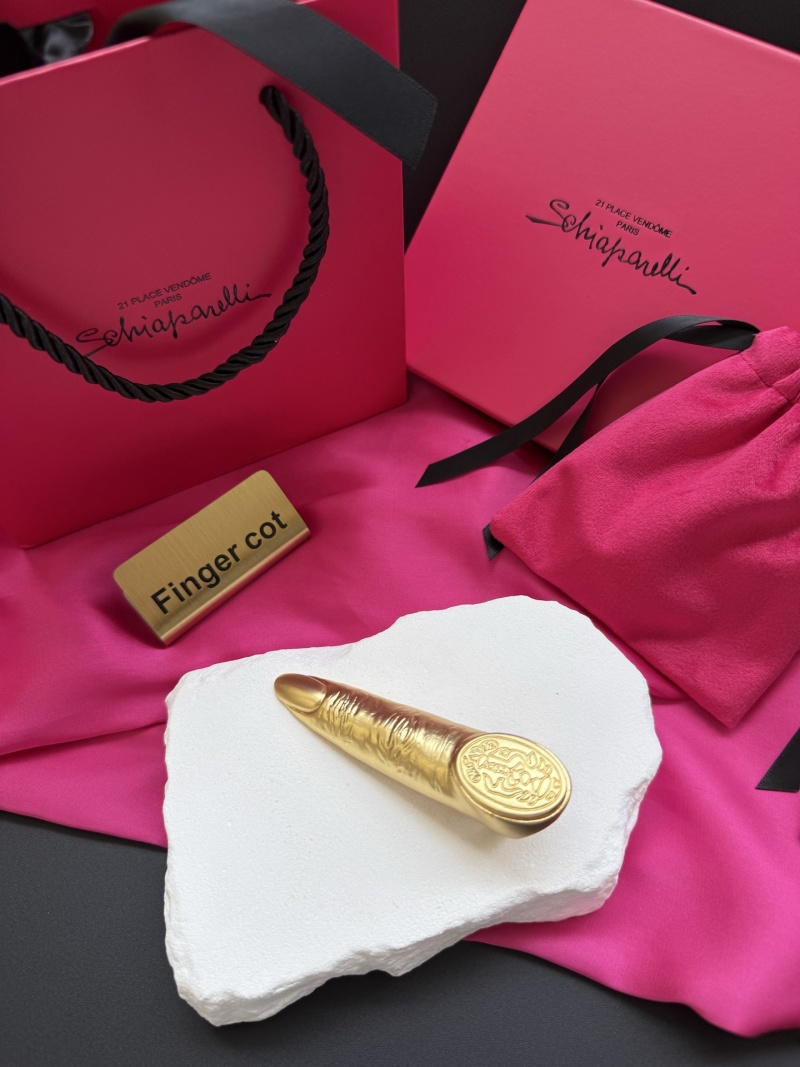 Золотистый аксессуар для волос в виде пальца Schiaparelli
