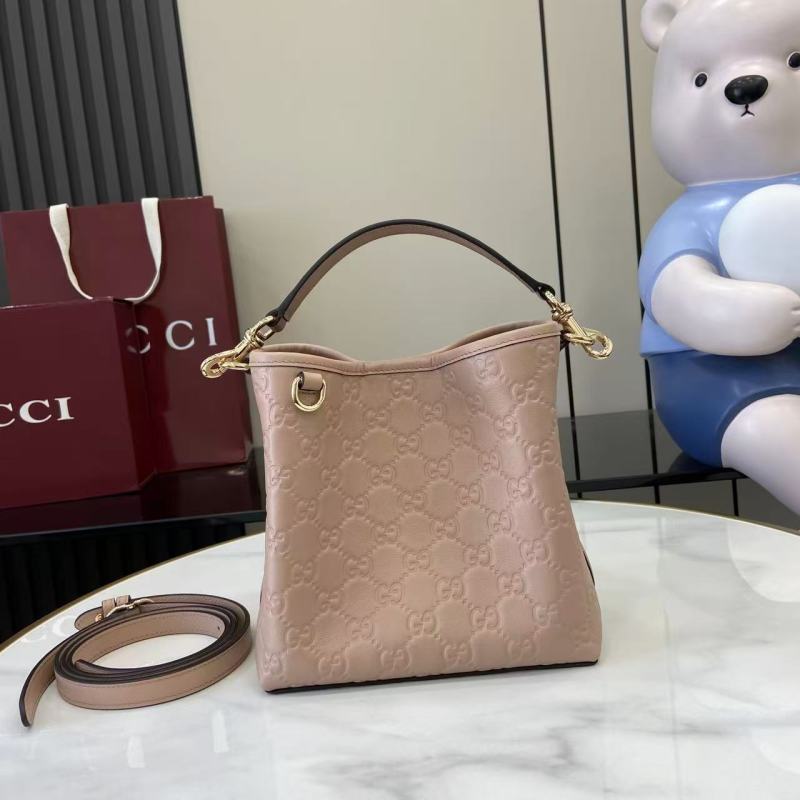 Сумка Gucci с тиснением и ремнем