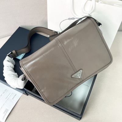 Мужская сумка Prada из масленой кожи серый