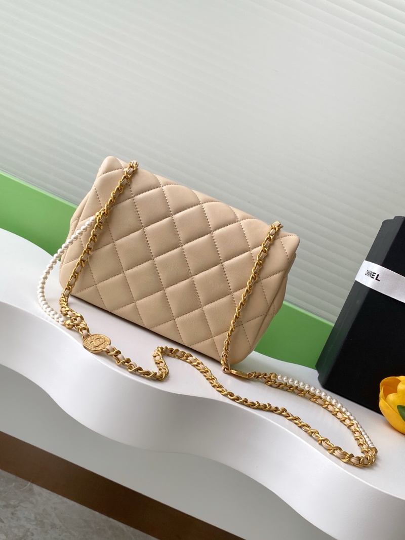 Женская сумка бежевая с жемчугом Chanel