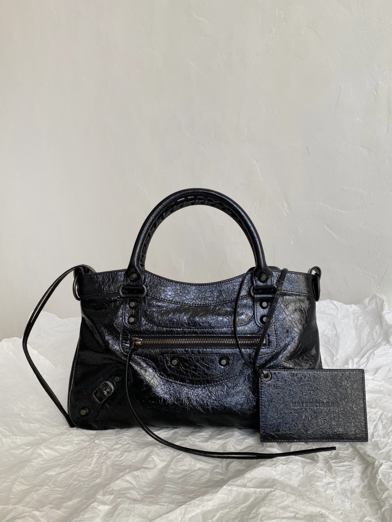Черная сумка Balenciaga с коротким ремешком и зеркальным брелоком