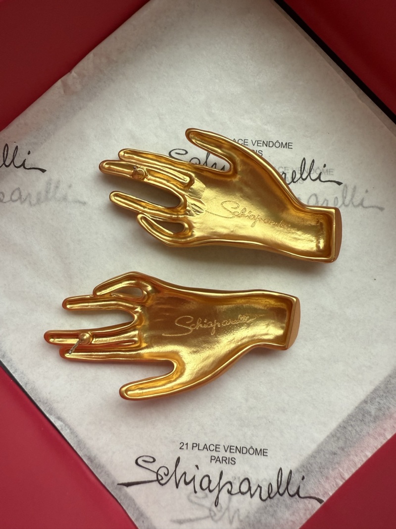 Серьги в виде рук Schiaparelli