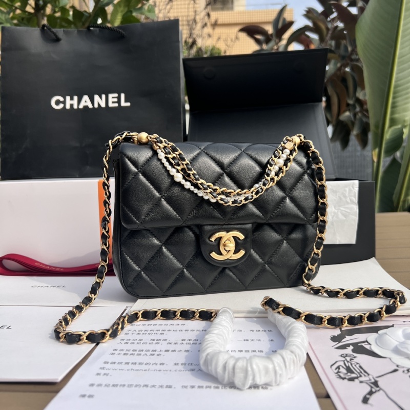 Сумка Chanel из кожи с жемчужной цепью