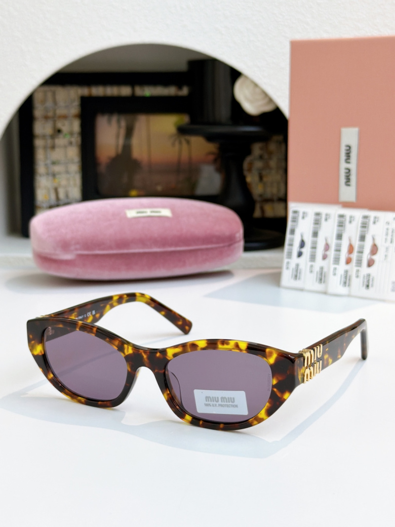 Солнцезащитные очки Miu Miu, черные с золотым логотипом