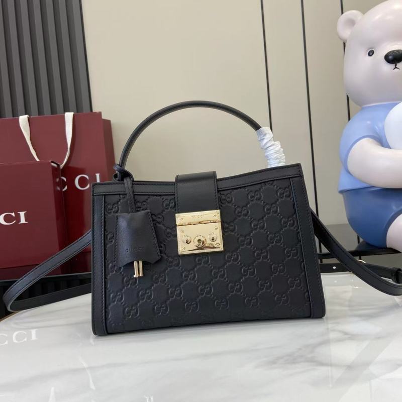 Черная сумка Gucci с золотой фурнитурой