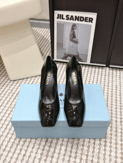 Женские туфли Prada на каблуке, черные