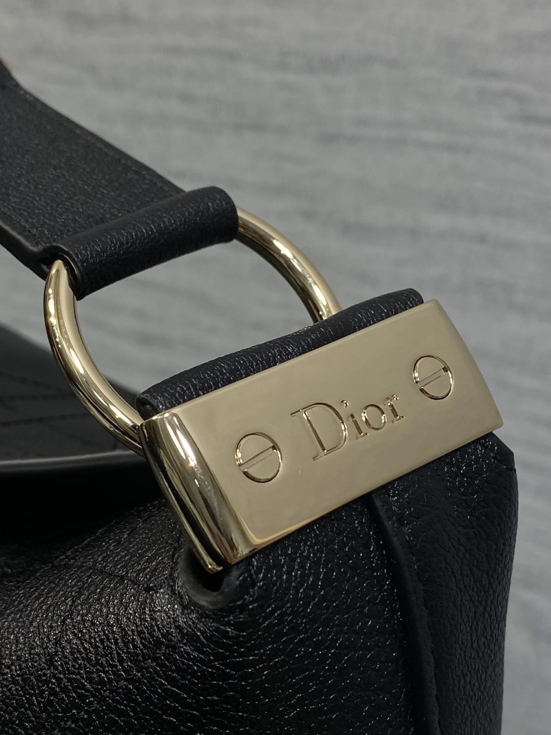 Черная сумка Dior с золотой фурнитурой
