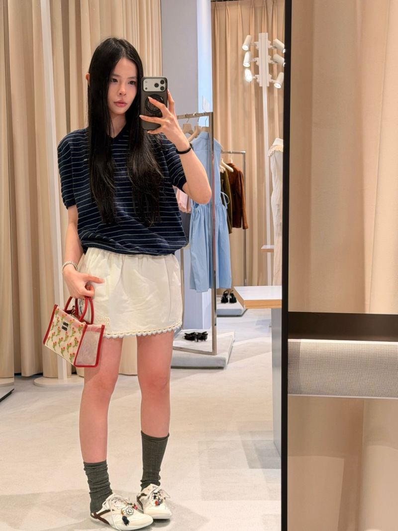 Женская футболка Miu Miu в полоску с V-вырезом