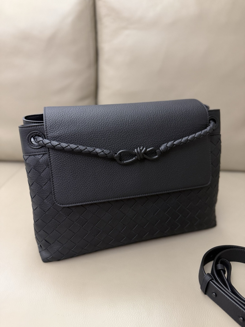 Чёрная сумка Bottega Veneta с плетёным узором