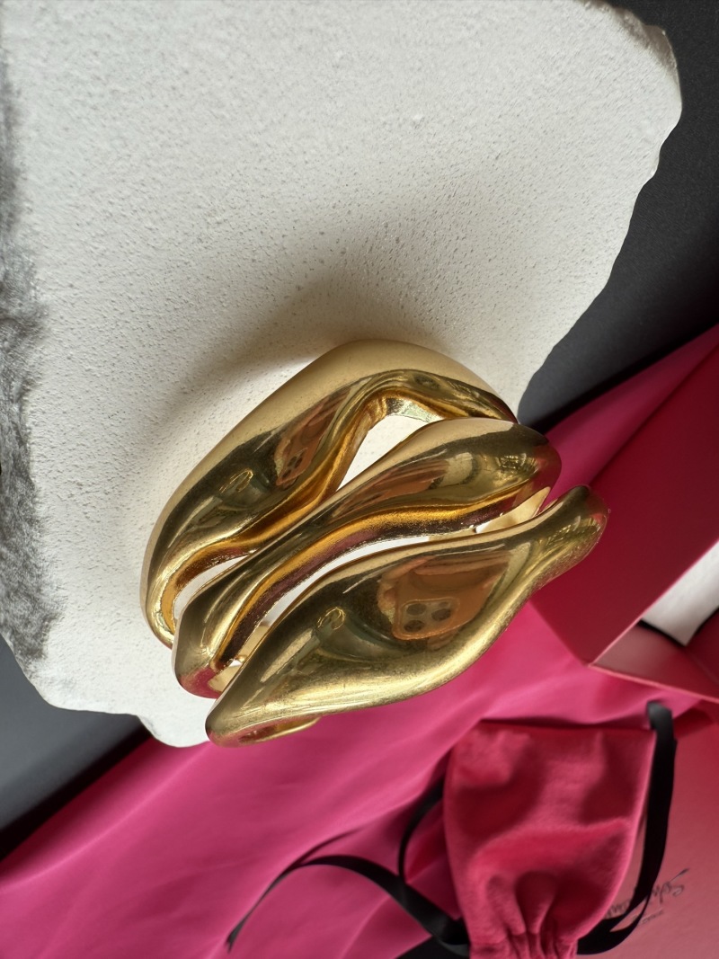 Браслет в виде губ Schiaparelli