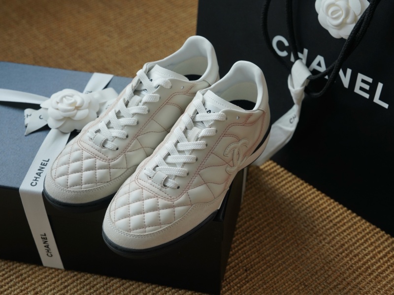 Женские белые кроссовки с кожаной отделкой Chanel