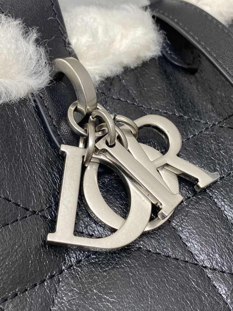 Черная сумка Dior с меховой отделкой