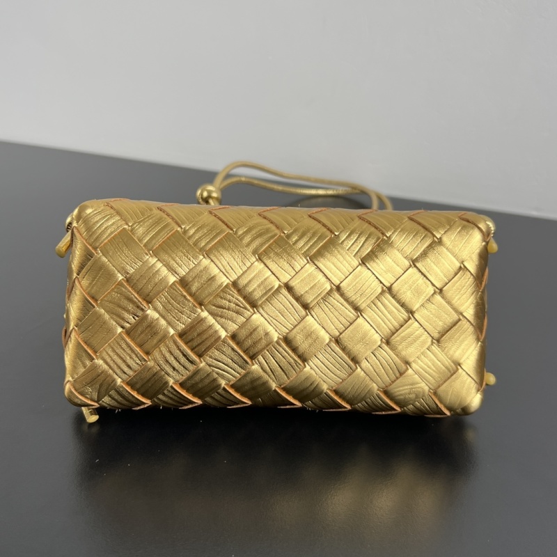 Плетеный клатч золотого цвета с декоративной пряжкой Bottega Veneta