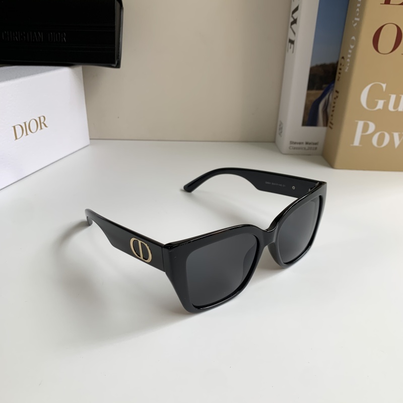 Солнечные очки Dior в черной квадратной оправе