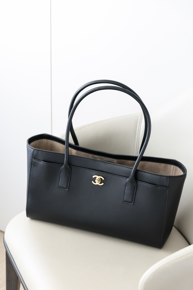 Чёрная сумка Chanel с логотипом