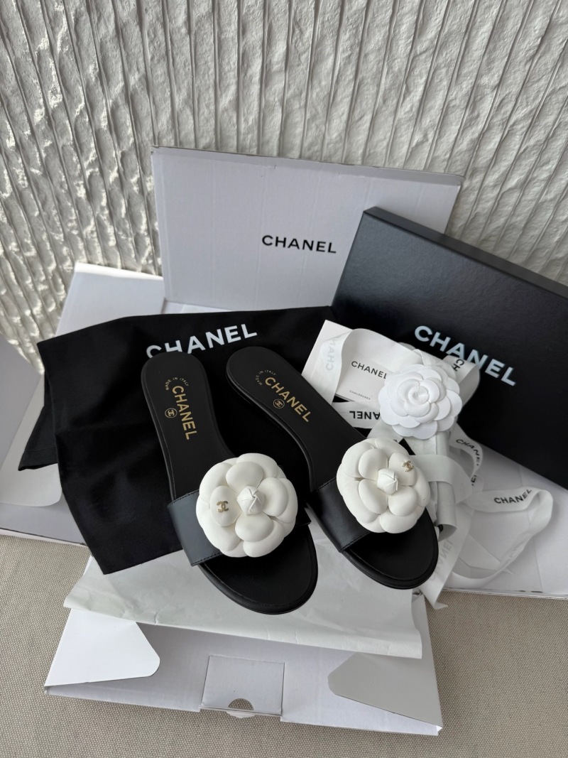 Мюли Chanel из черной кожи с белым цветком