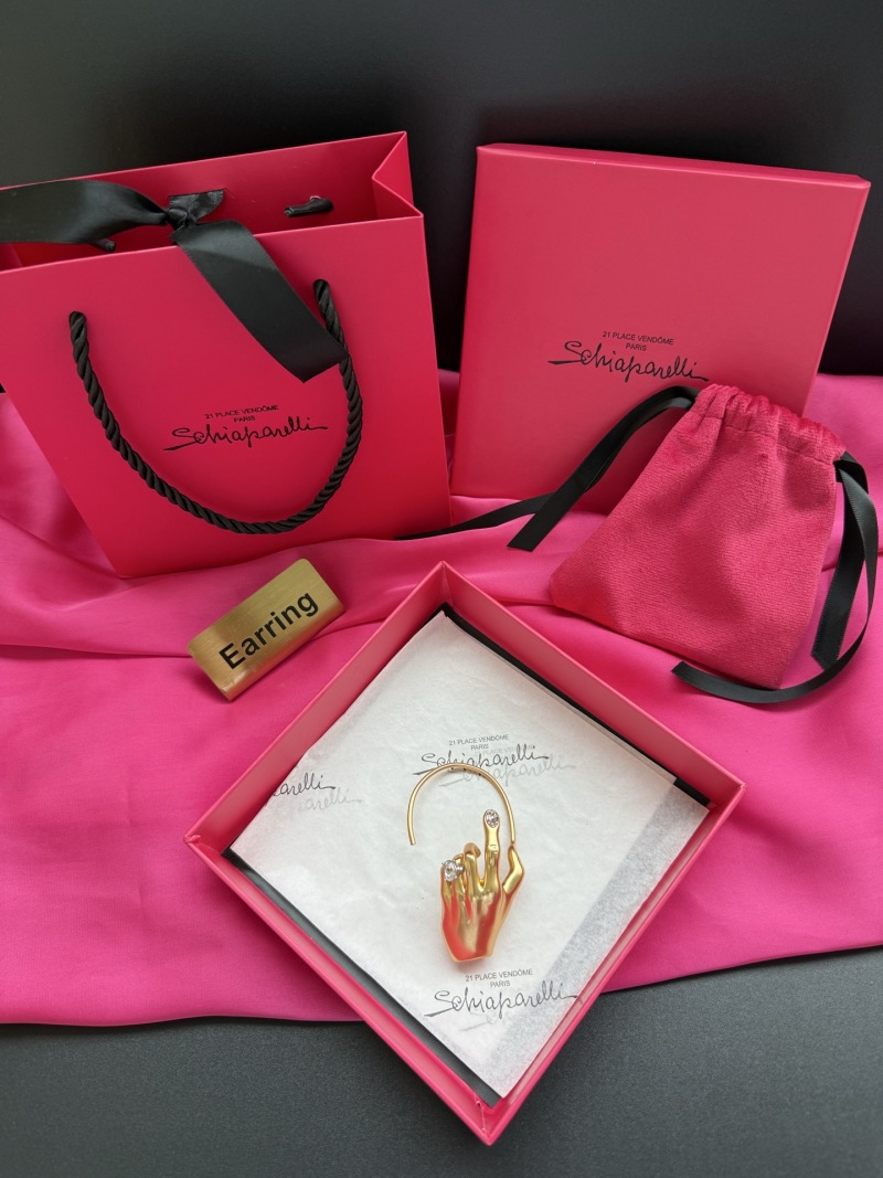Брошь в виде руки с кольцом Schiaparelli