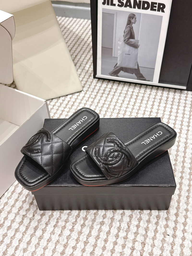 Женские шлёпанцы Chanel с ромбовидным узором