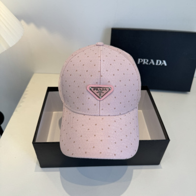 Бейсболка Prada