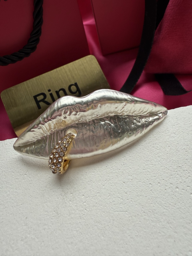 Кольцо в форме губ с кристаллами Schiaparelli