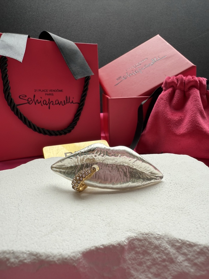 Кольцо в форме губ с кристаллами Schiaparelli