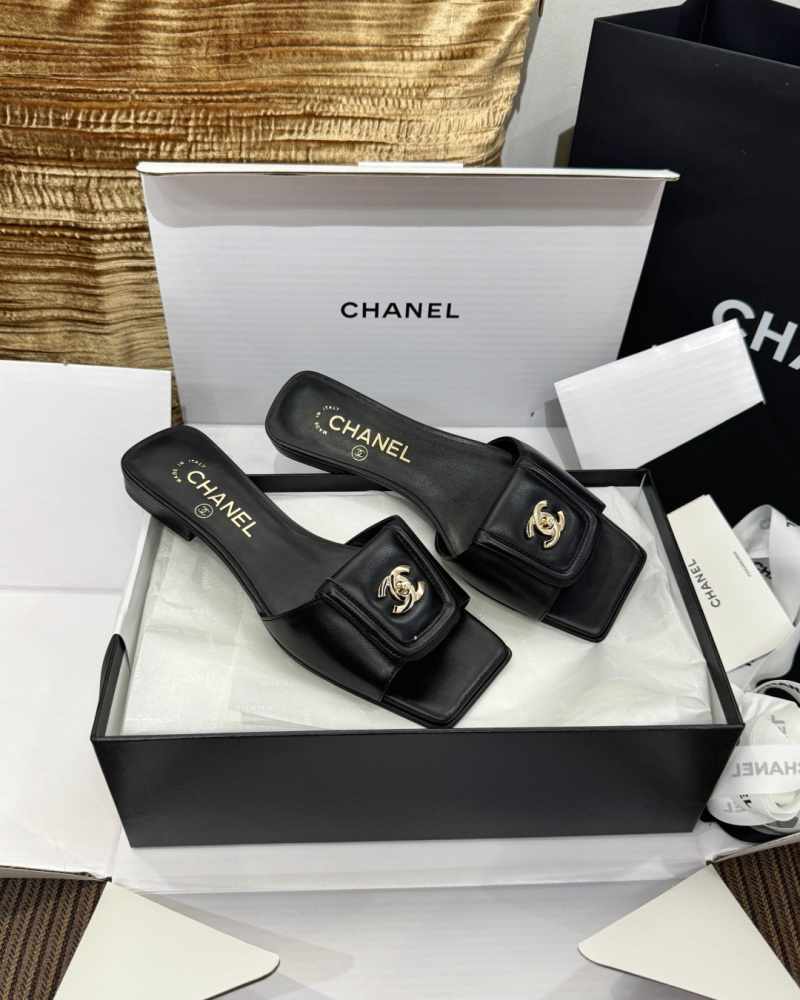 Сандалии Chanel черные с логотипом