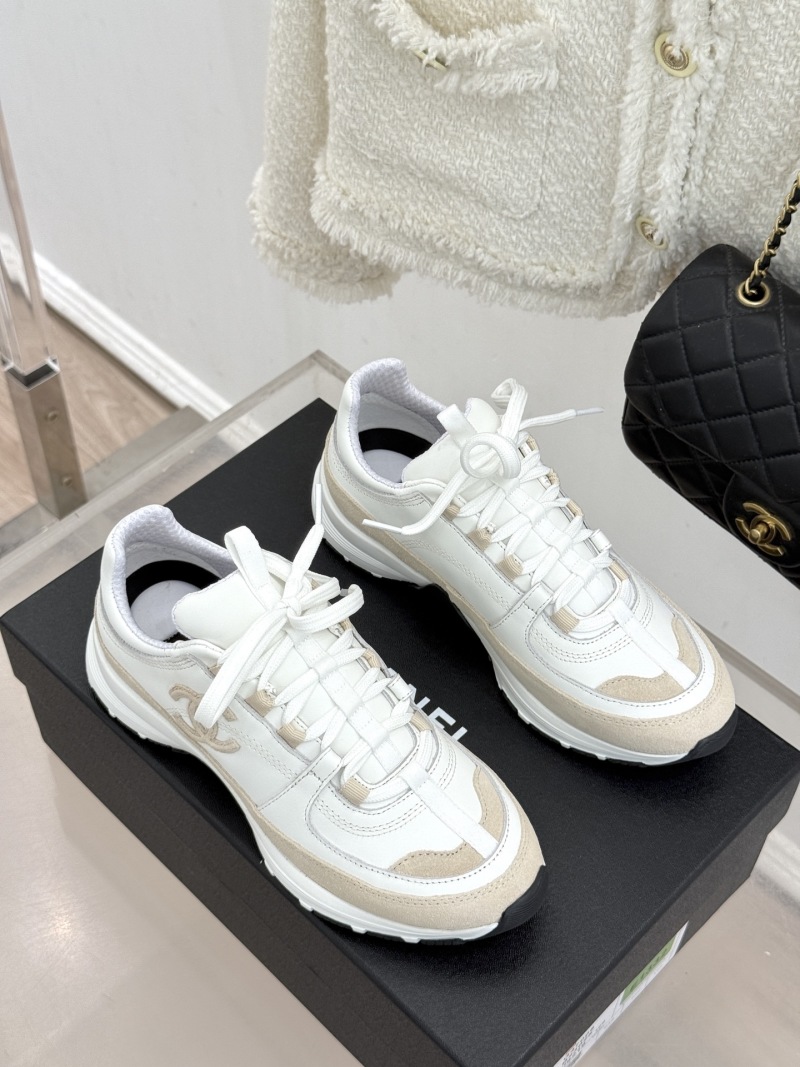 Женские кроссовки белые с логотипом Chanel