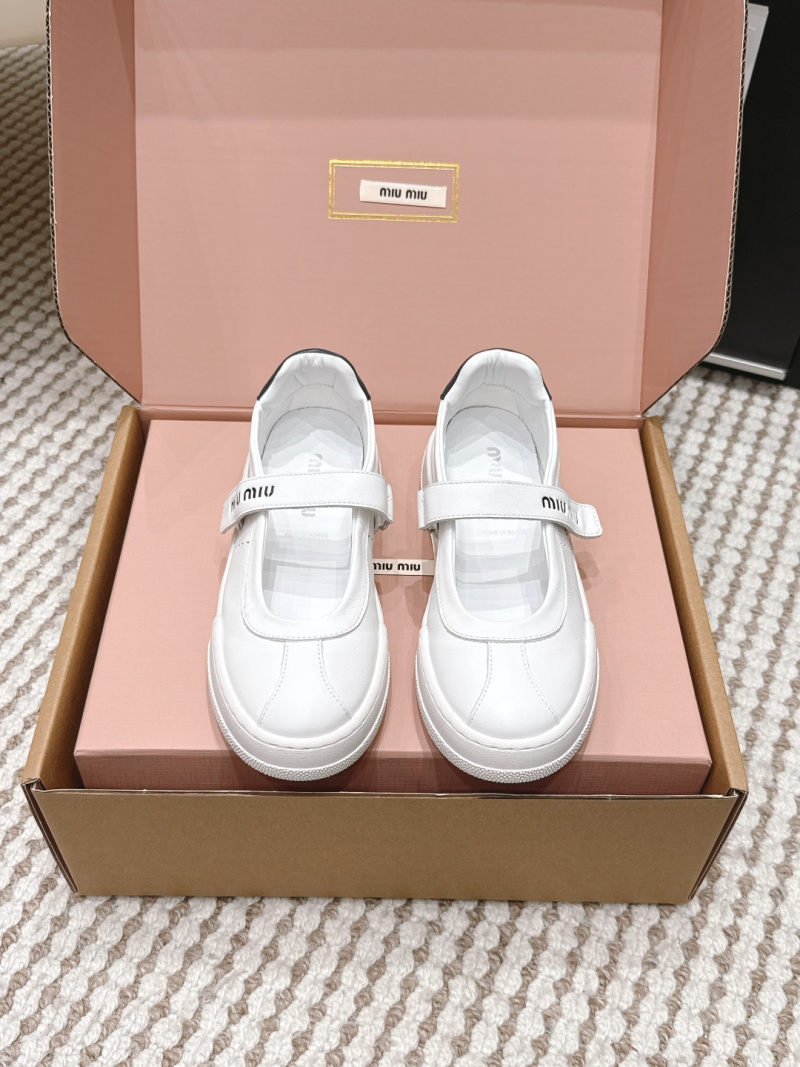 Женские кроссовки Miu Miu белые с ремешком