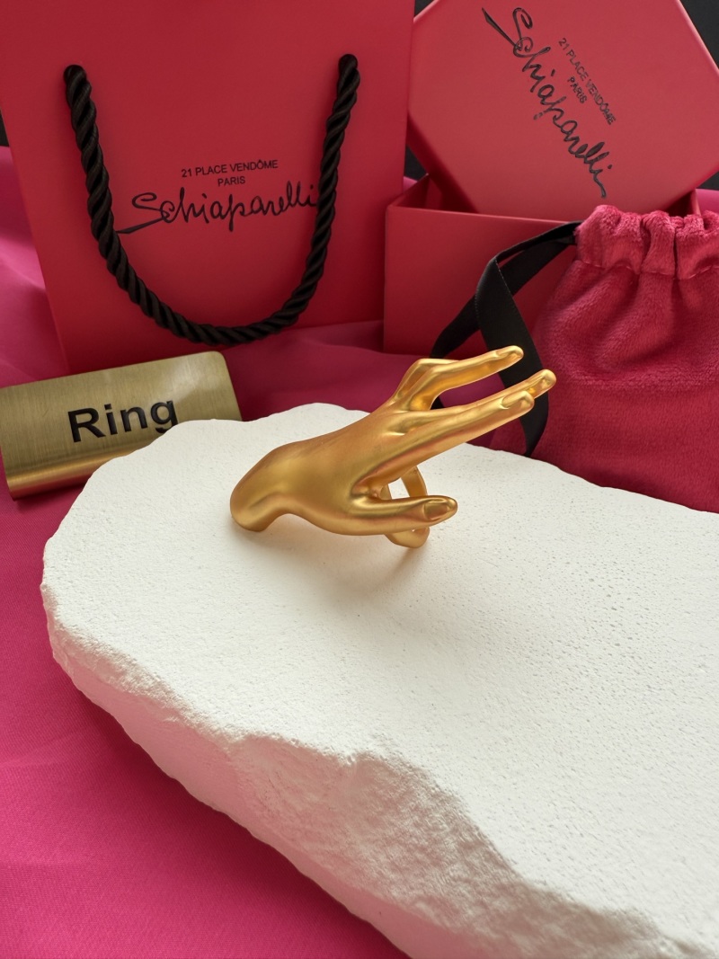 Золотистое кольцо в форме руки Schiaparelli
