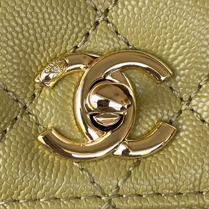 Желтая сумка Chanel с квилтингом