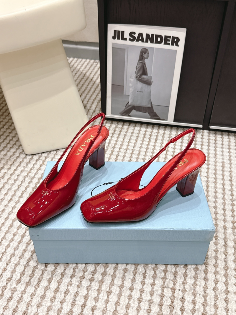 Женские красные босоножки Prada