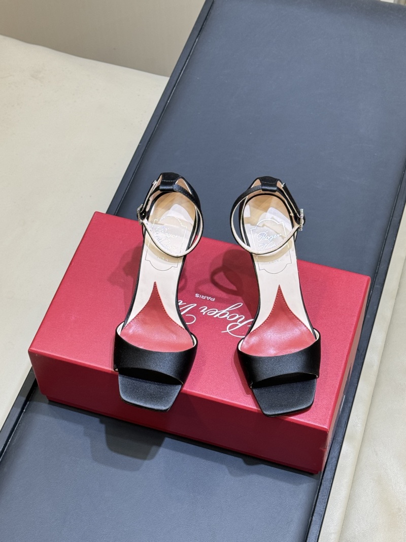 Черные туфли Roger Vivier на шпильке с декоративным шаром