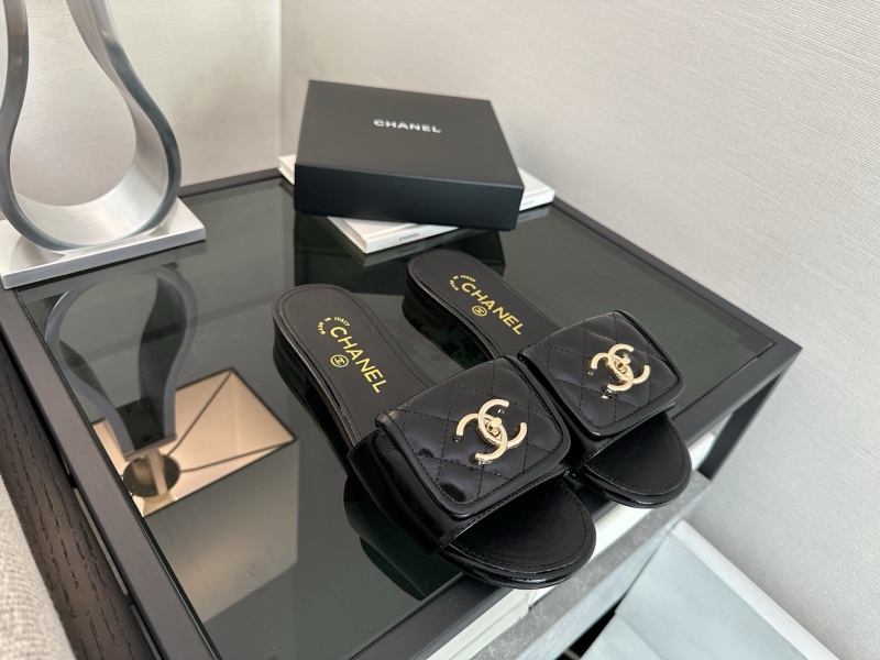 Черные кожаные сандалии с металлическим логотипом Chanel