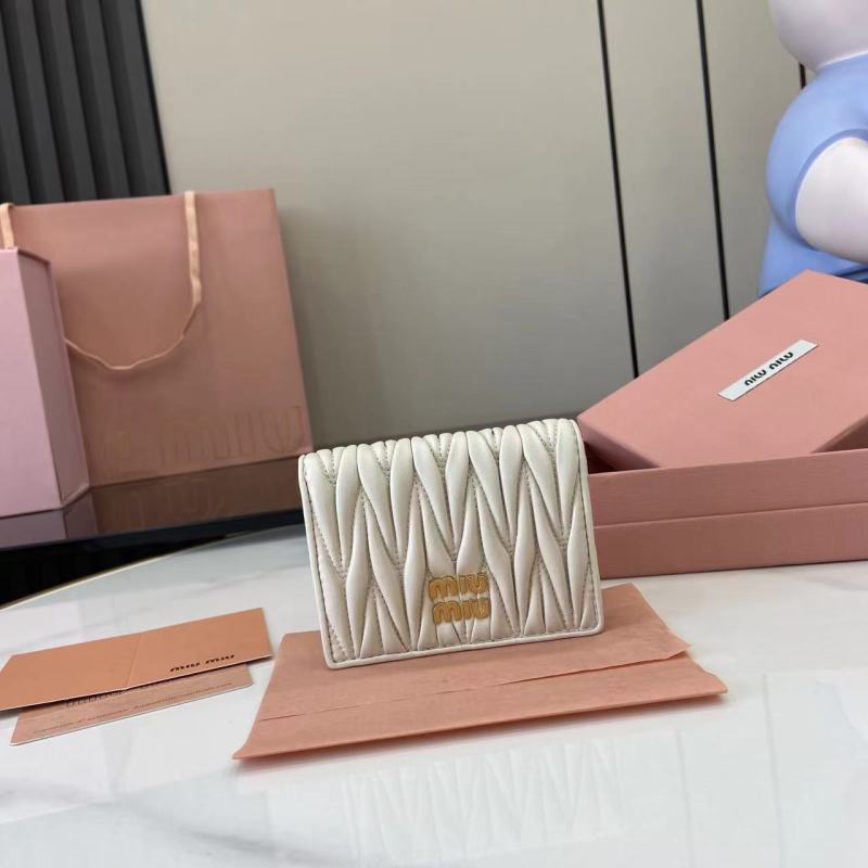 Кошелёк Miu Miu с золотым логотипом