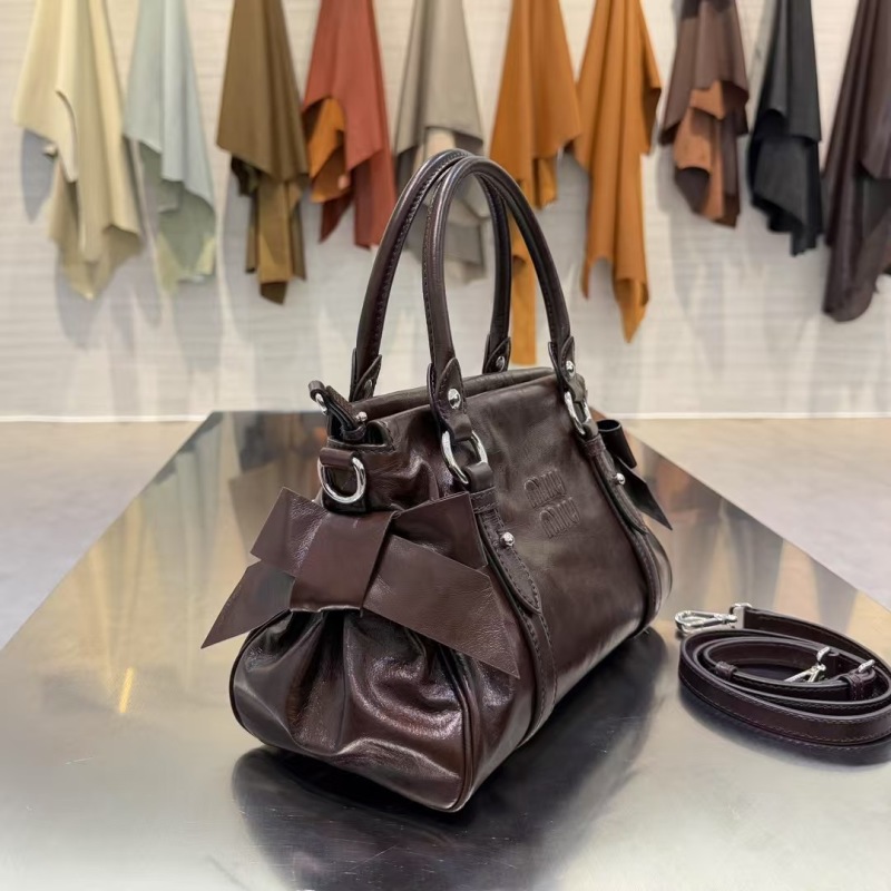 Кожаная сумка Miu Miu с логотипом